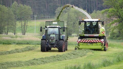 Traktor mit Mähdrescher auf Feld 